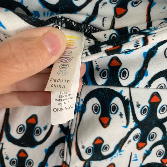 LuLaRoe Holiday Leggings One Size Penguins Pattern - Picture 2 of 4